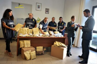 “Mister Muscolo”, sequestrati 12mila prodotti: nei guai anche body builder piceno